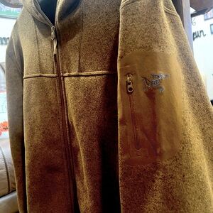 Arc'teryx Covert Hoody Men's XLTG with Hoodie-Caribou color. Pocket on sleeve